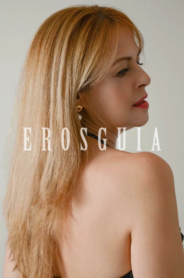 Luíza, a acompanhante brasileira de 43 anos, e 