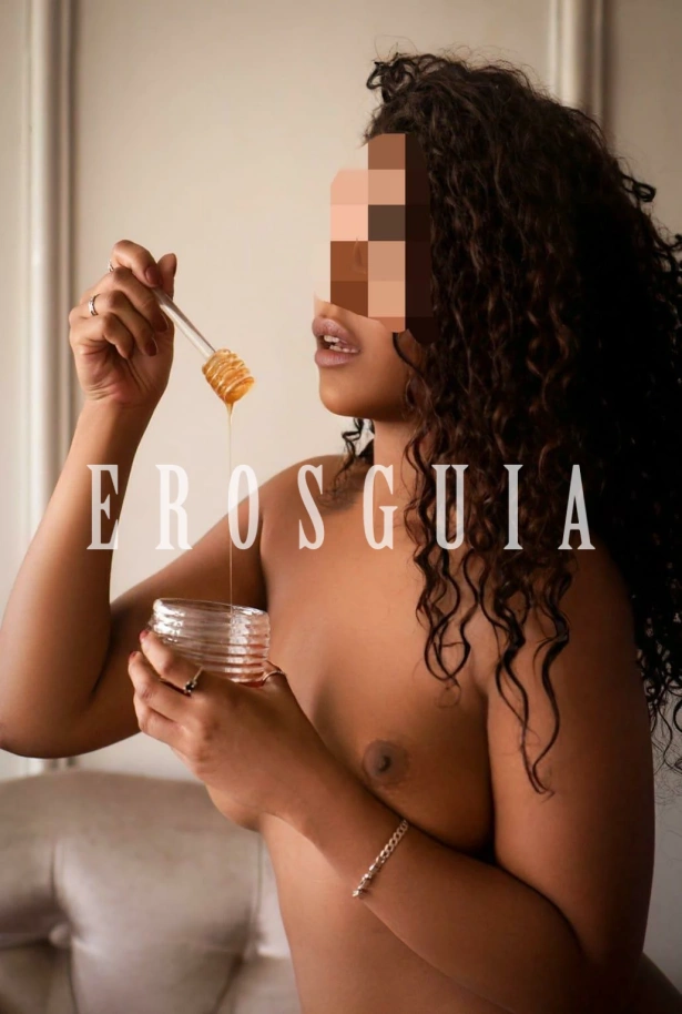 Catarina, uma mulata de 25 anos com seios naturais