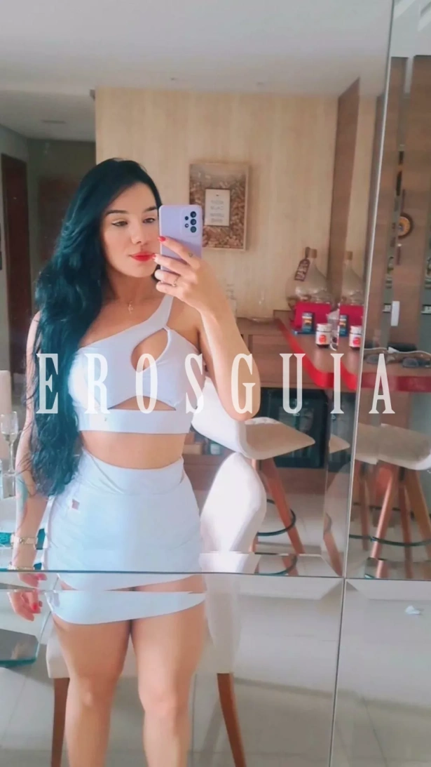 Isabela ,  uma acompanhante brasileira de 28 anos,