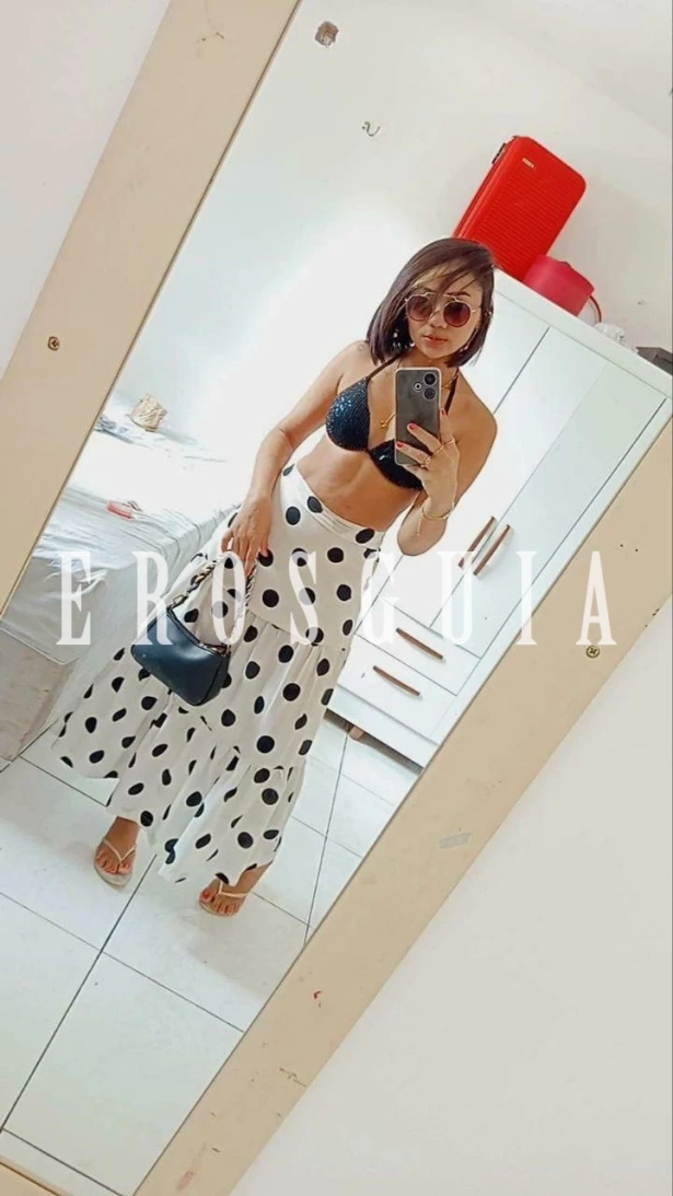 Melissa, sa, uma acompanhante brasileira de 30 an
