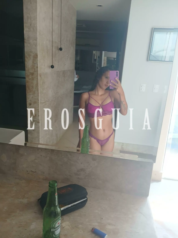 Preta leonina, eta, sou uma acompanhante brasileira leo