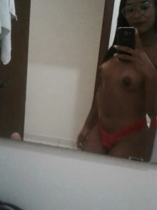 Manu está cadastrada no catálogo de acompanhantes de luxo