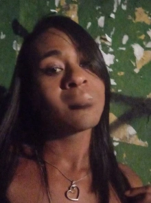 Melissa apresenta seu álbum de fotos de acompanhante profissional