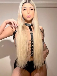 Bianca se destaca no catálogo de acompanhantes por seu estilo