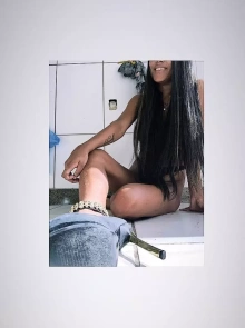 Encontre Sara em nosso diretório de acompanhantes profissionais