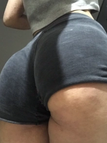 Mia é uma acompanhante independente com serviços verificados