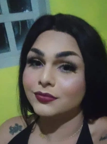 Susana se destaca no catálogo de acompanhantes por seu estilo