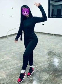 Procurando discrição? Amora é a sua garota de programa de confiança