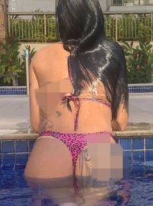 Julinha apresenta seu álbum de fotos de acompanhante profissional