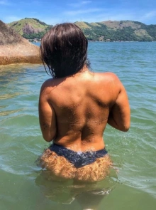 Juliana apresenta seu álbum de fotos de acompanhante profissional