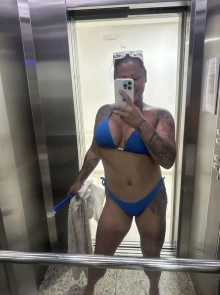 Morena greluda  se junta às melhores acompanhantes coroa em Curitiba esta semana