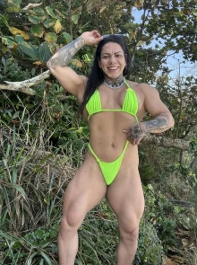 Julia está disponível agora como acompanhante VIP profissional