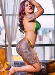 Júlia calizàrio apresenta seu álbum de fotos de acompanhante profissional