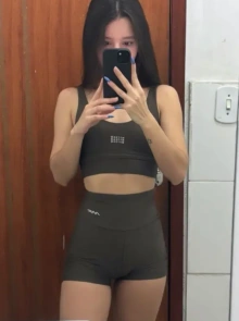 Lays se destaca no catálogo de acompanhantes por seu estilo