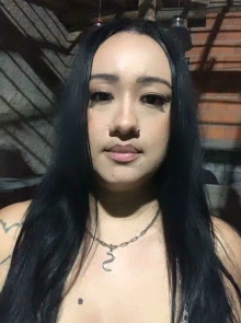 Sara apresenta seu álbum de fotos de acompanhante profissional