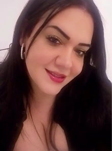 Alana está cadastrada no catálogo de acompanhantes de luxo