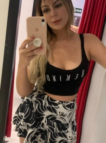 Larissa é uma acompanhante independente com serviços verificados