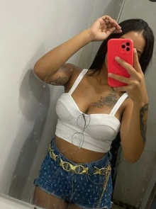 Quer conhecer uma acompanhante Ninfeta? Evelyn loren está à espera