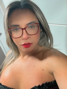 Àgatha, uma acompanhante de luxo em Curitiba com fotos reais de estúdio