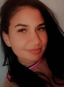 Julia apresenta seu álbum de fotos de acompanhante profissional