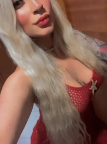 Emily, uma das acompanhantes grandes-mamas mais procuradas no momento