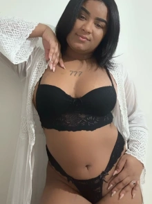 Isabella apresenta seu álbum de fotos de acompanhante profissional