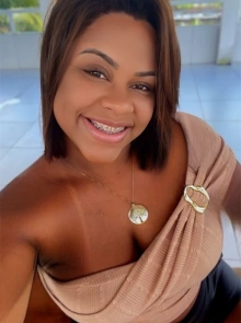 Procurando discrição? Lulu é a sua garota de programa de confiança
