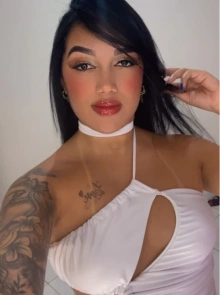 Stefany apresenta seu álbum de fotos de acompanhante profissional