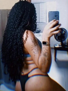 Putinha versáti apresenta seu álbum de fotos de acompanhante em Anápolis