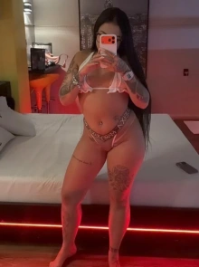 Anna é a garota de programa ideal para o seu próximo encontro