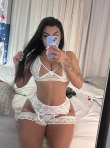 Babi safra está cadastrada no catálogo de acompanhantes de luxo