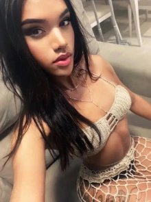 Maria Eduarda se destaca no catálogo de acompanhantes por seu estilo
