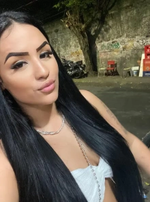 Dafine apresenta seu álbum de fotos de acompanhante profissional