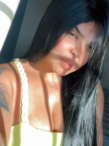 Alice apresenta seu álbum de fotos de acompanhante profissional