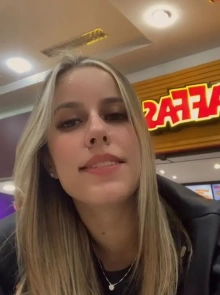 Conheça Julia, uma acompanhante com serviços verificados