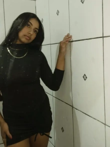 Emilly se destaca no catálogo de acompanhantes por seu estilo