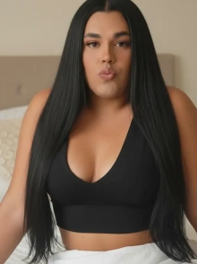 Luísa se destaca no catálogo de acompanhantes por seu estilo