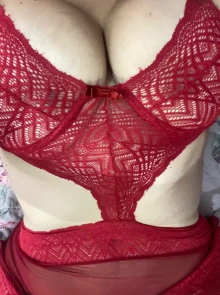 Alana é uma acompanhante independente com serviços verificados