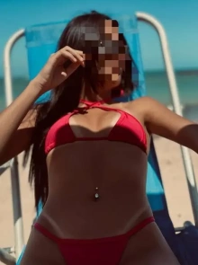 Samily se destaca no catálogo de acompanhantes por seu estilo