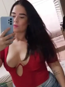 Adriele se destaca no catálogo de acompanhantes por seu estilo