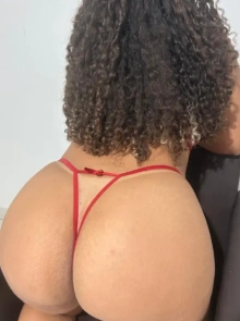 Julia está cadastrada no catálogo de acompanhantes de luxo