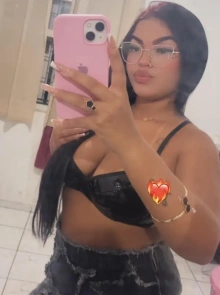 Pyetra, uma acompanhante Ninfeta independente com fotos atuais