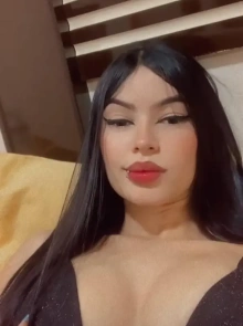 Procurando uma acompanhante? Yasmin Santos é uma ótima escolha