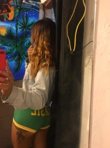 Descubra mulheres como Millena em nossos anúncios de grandes-mamas