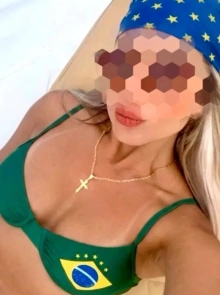 Conheça Chloe, uma acompanhante com serviços verificados
