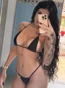 Desfrute de um encontro com Mia Marinni, acompanhante em Jardim Goiás verificada