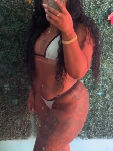 Rosiane pereira se destaca no catálogo de acompanhantes por seu estilo
