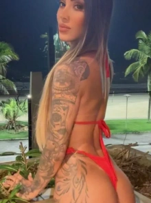 Larissa é uma acompanhante independente com serviços verificados