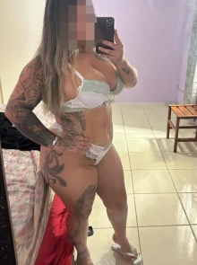 Gabi apresenta seu álbum de fotos de acompanhante profissional