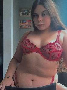 Isis Ferraz apresenta seu álbum de fotos de acompanhante profissional